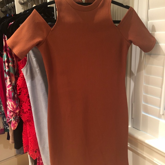 Glamorous Petite cold shoulder bodycon dress - Picture 4 of 5
